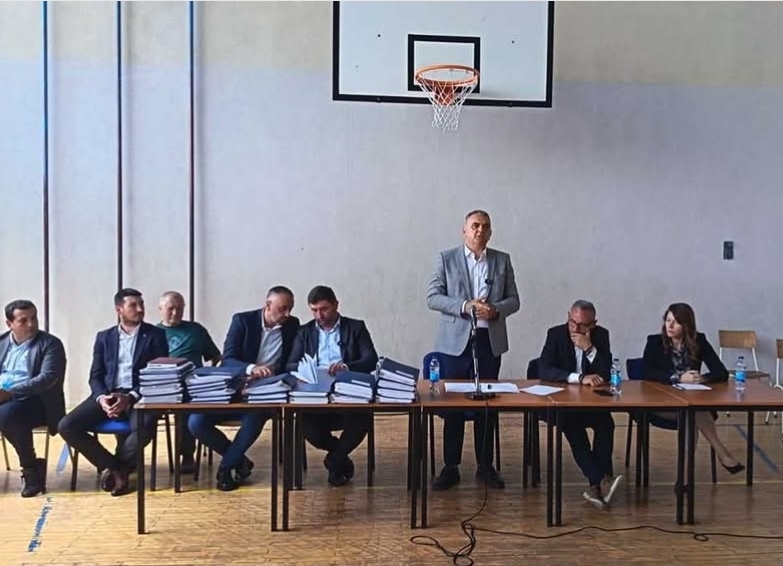 RASKOL U SDS-u DOŽIVIO VRHUNAC! Ljubiša Petrović okrenuo leđa stranci: Bojkotovao Blanušu u Patkovači, pa sa premijerom Minićem dogovorio 6,5 miliona KM za Bijeljinu!