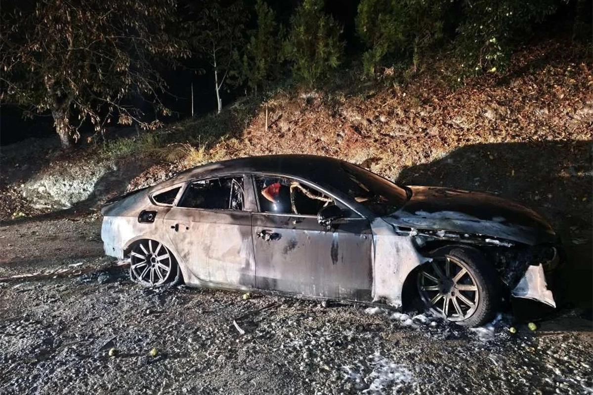 Goražde: Zapaljen auto poslaniku, u kući mu spavala majka