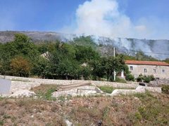 Požari u Hercegovini ne jenjavaju: 75 kvadratnih kilometara izgorjelo samo kod Trebinja, helikopter na terenu