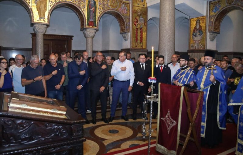 Republika Srpska u žalosti: Građani pale svijeće za generala Mladića dan nakon vijesti o smrti
