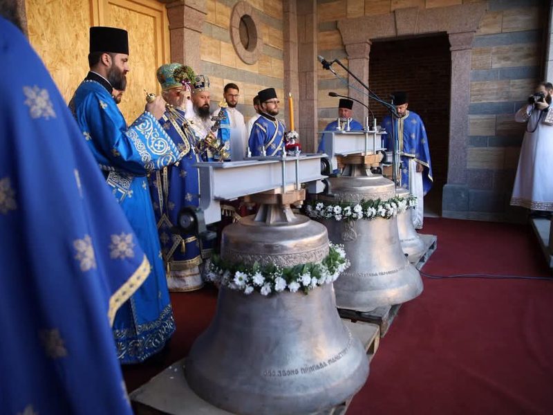 Mitropolit Jefrem u Kijevcima kod Gradiške osvještao tri zvona za manastir Karanovac