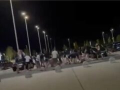 SRAMOTA NA TUĐMANU: Huligani se pola sata tukli na aerodromu, a policije nigdje – Hrvatska opet zatvorila oči pred nasiljem koje sama hrani
