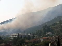 Trebinje pod dimom: Požarišta i dalje aktivna, jedan krak preti gradskim naseljima