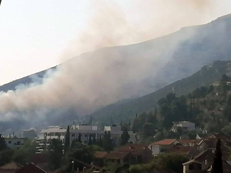 Trebinje pod dimom: Požarišta i dalje aktivna, jedan krak preti gradskim naseljima