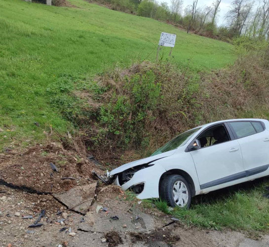 Tragedija kod Banjaluke: Poginuo mladić (23) nakon što je automobil sletio s puta u Potkozarju