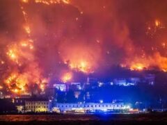 Jedan od najtežih požara u istoriji Hrvatske: Vatra ušla u Omiš, desetine ozlijeđenih, evakuacija brodovima