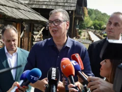 Vučić odao počast žrtvama masakra u Malom Orašju i Duboni