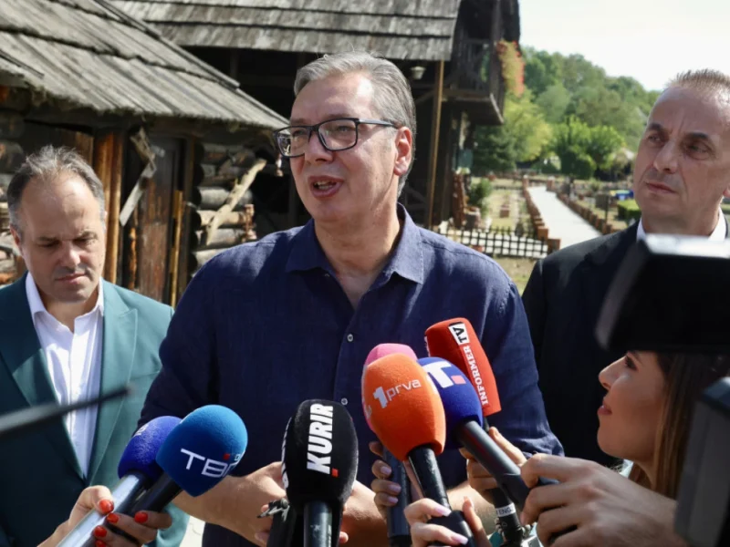 Vučić odao počast žrtvama masakra u Malom Orašju i Duboni