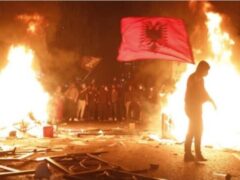 Neredi u Tirani: peti dan protesta, sukobi s policijom, uhapšeno više od 150 osoba (VIDEO)