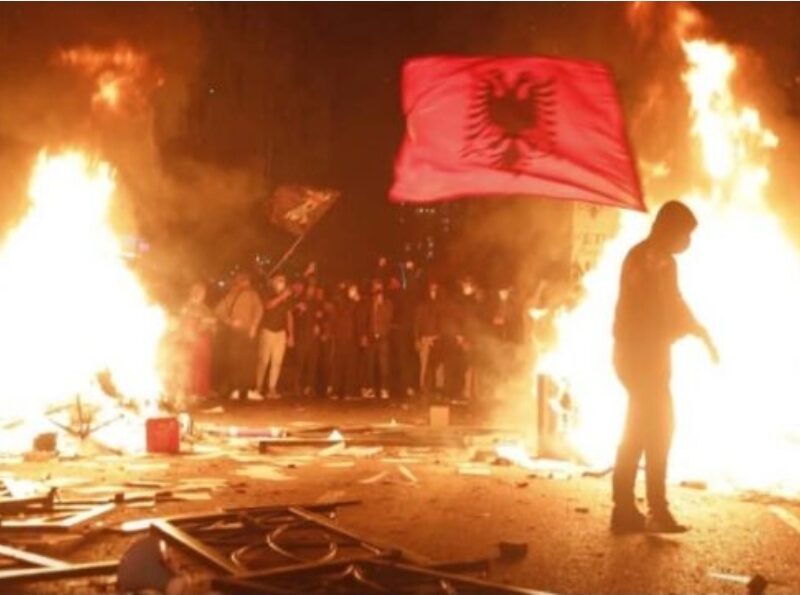 Neredi u Tirani: peti dan protesta, sukobi s policijom, uhapšeno više od 150 osoba (VIDEO)
