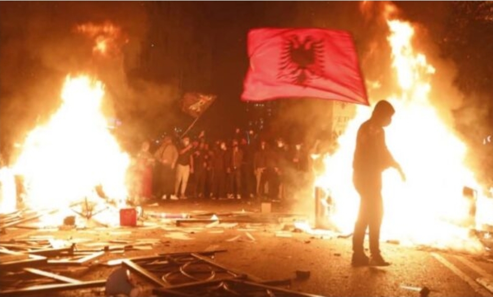 Neredi u Tirani: peti dan protesta, sukobi s policijom, uhapšeno više od 150 osoba (VIDEO)